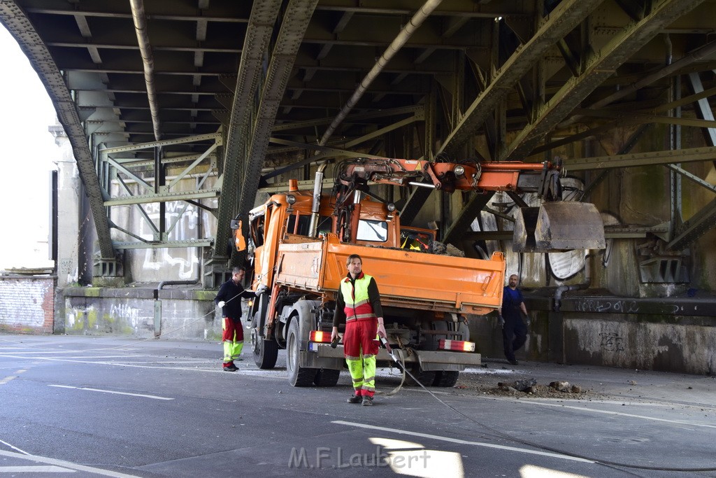 LKW blieb unter Bruecke haengen Koeln Deutz Deutz Muelheimerstr P105.JPG - Miklos Laubert